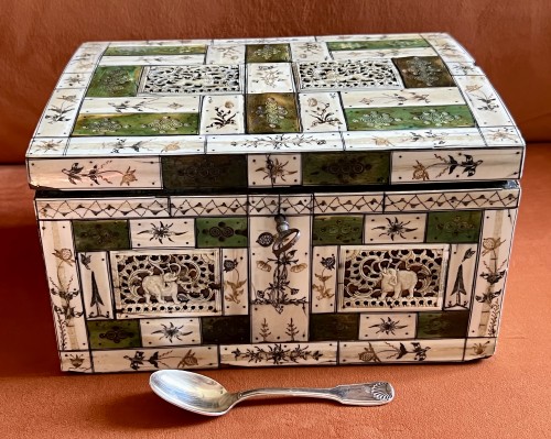 Objets de Vitrine Coffret & Nécessaire - Coffret Russe à l’éléphant en ivoire de morse du XVIII siècle
