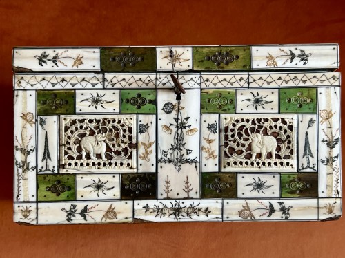 Antiquités - Coffret Russe à l’éléphant en ivoire de morse du XVIII siècle