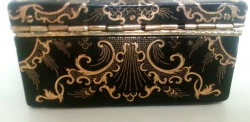 Objects of Vertu  - A tortoiseshell and gold piqué snuff box, Naples