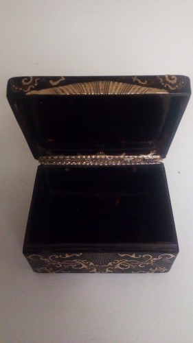 18th century - A tortoiseshell and gold piqué snuff box, Naples