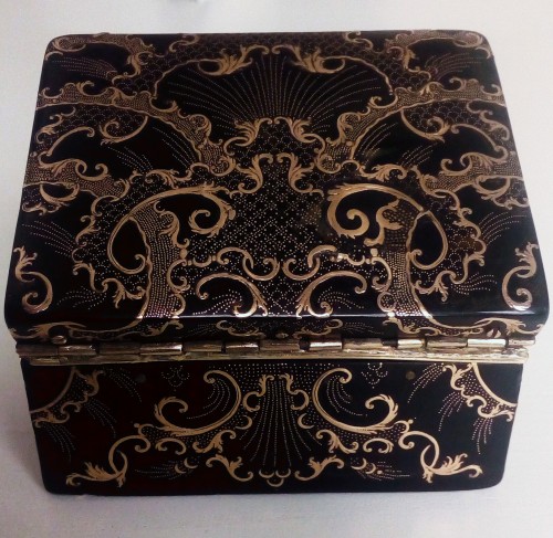 A tortoiseshell and gold piqué snuff box, Naples - Louis XV