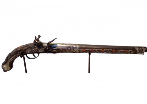 Algerian pistolet with coral inlaid