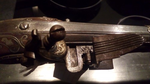 Collectibles  - Algerian pistolet with coral inlaid