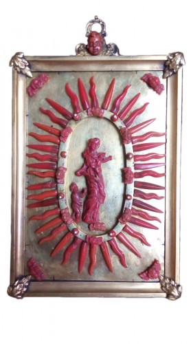 Plaque en corail et bronze