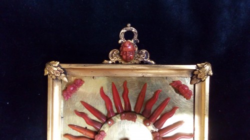 Plaque en corail et bronze - Objets de Curiosité Style Louis XIII