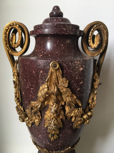 Vase Urne en porphyre, Italie fin du XVIIIe siècle - Objet de décoration Style Louis XVI