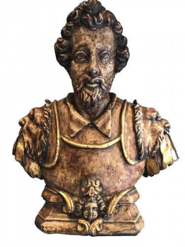 Buste d’un auguste (1590-1620) en bois sculpté, doré et laqué