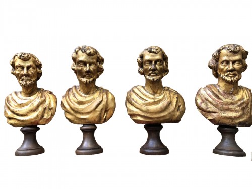 Petits bustes à l’antique en bois doré