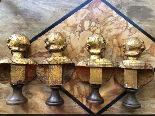 Petits bustes à l’antique en bois doré - Sculpture Style Louis XIII