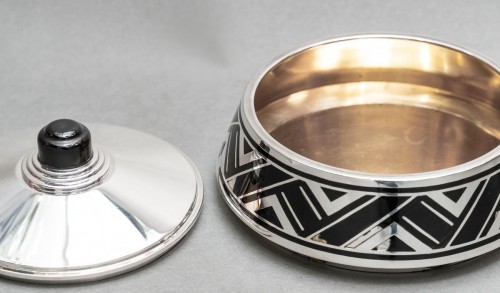 R.Linzeler – Boite en argent massif et émail noir circa 1930  - Argenterie et Arts de la table Style Art Déco