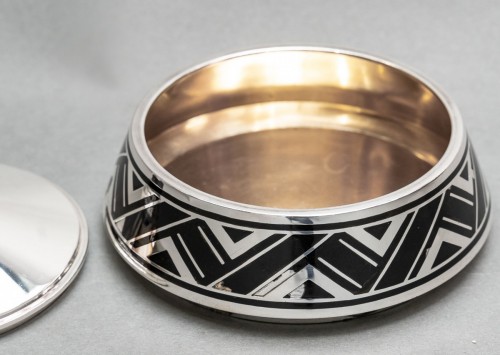 Argenterie et Arts de la table  - R.Linzeler – Boite en argent massif et émail noir circa 1930 