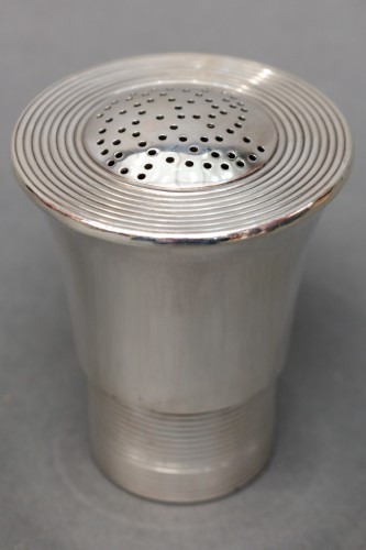 Jean Puiforcat - Saupoudroir en argent massif - Argenterie et Orfèvrerie Style Art Déco