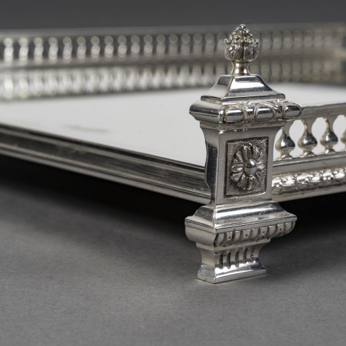 Argenterie et Arts de la table  - Surtout de table en 3 parties à fond de miroirs et galerie fin XIXe