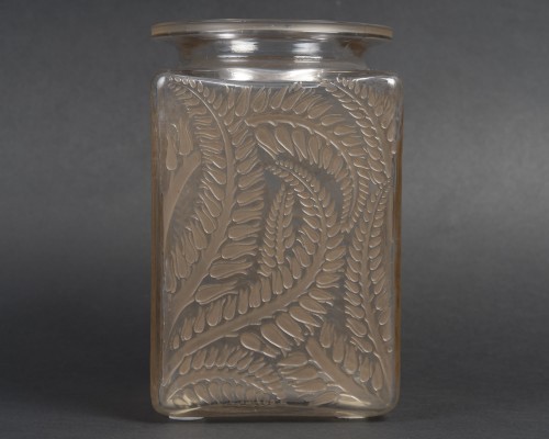 Lalique - &quot;Myrrhis&quot; Square Vase, 1926 - Glass & Crystal Style Art nouveau