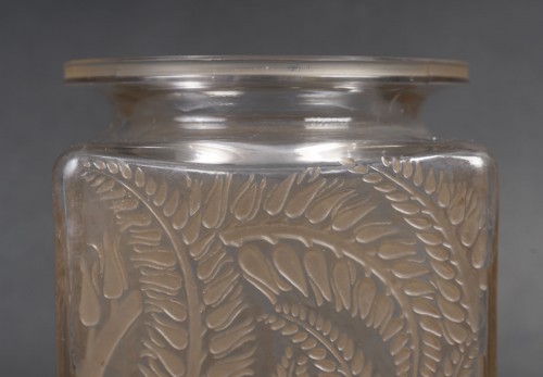 Lalique - &quot;Myrrhis&quot; Square Vase, 1926 - 