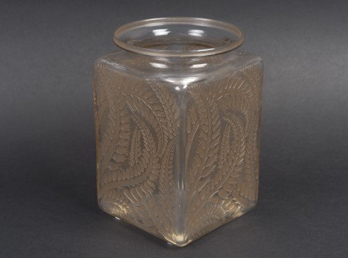 20th century - Lalique - &quot;Myrrhis&quot; Square Vase, 1926