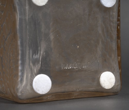 Antiquités - Lalique - &quot;Myrrhis&quot; Square Vase, 1926