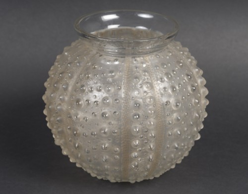 20th century - Lalique – “Oursins” Vase, 1935