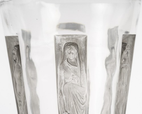 Antiquités - René Lalique - Vase “Gobelet six figurines” modèle créé en 1912
