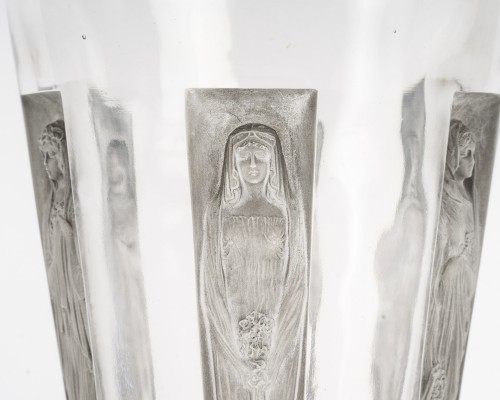 Antiquités - René Lalique - Vase “Gobelet six figurines” modèle créé en 1912
