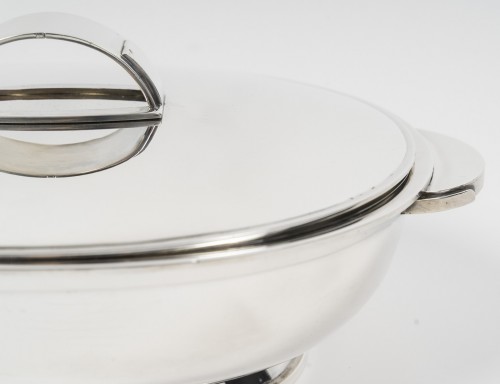 20th century - Tétard - Large oval covered box in solid silver, modernist style, circa 193