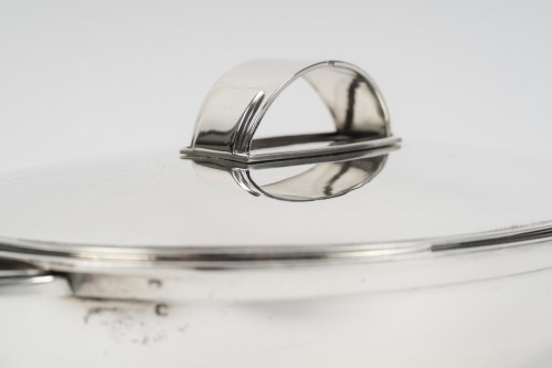 Antiquités - Tétard - Large oval covered box in solid silver, modernist style, circa 193