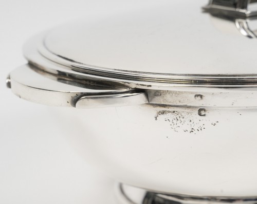 Antiquités - Tétard - Large oval covered box in solid silver, modernist style, circa 193