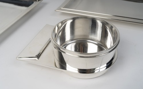 XXe siècle - Jean E. Puiforcat - Ensemble de deux plats et saucière modèle « Trouville », 1925