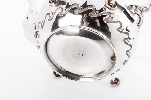 Samovar rocaille en argent par Martin Marie Vve - Argenterie et Arts de la table Style Napoléon III