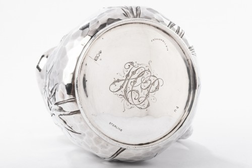 Art nouveau - J.E. CALDWELL - Hammered solid silver pitcher 20th century