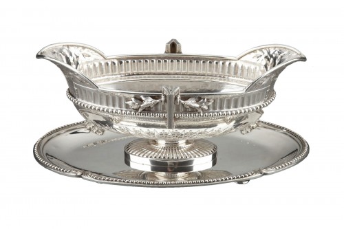 Gustave Odiot (1865-1894) – Solid silver sauce boat on its 19th  tray