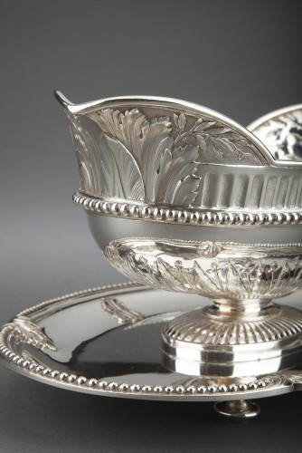 Gustave Odiot (1865-1894) – Solid silver sauce boat on its 19th  tray - 