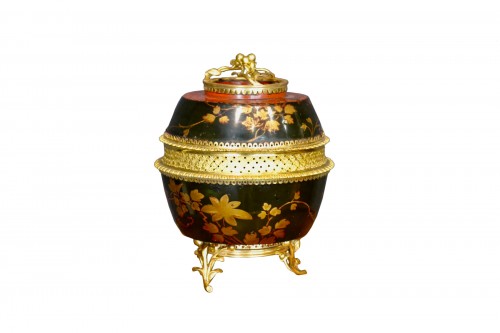 Louis XV Chinese lacquer pot pourri mounted in gilt bronze