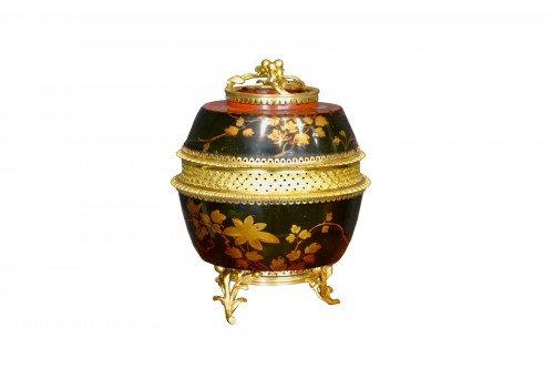 Pot pourri en laque de Chine monté en bronze doré, d'époque Louis XV