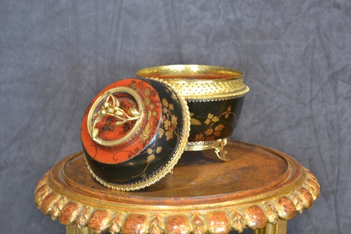 Pot pourri en laque de Chine monté en bronze doré, d'époque Louis XV - Objet de décoration Style Louis XV