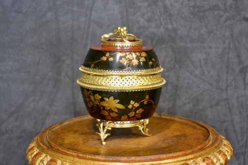 Decorative Objects  - Louis XV Chinese lacquer pot pourri mounted in gilt bronze
