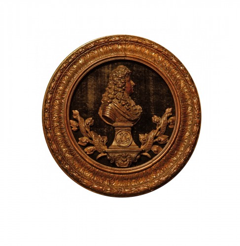 Bas-relief en bois finement sculpté représentant Louis XIV de profil