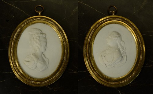 A pair of hard paste biscuit Louis XVI and Marie Antoinette portraits - Porcelain & Faience Style Louis XVI