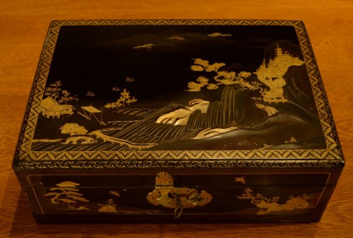 A  Japanese lacquer box - Asian Works of Art Style 