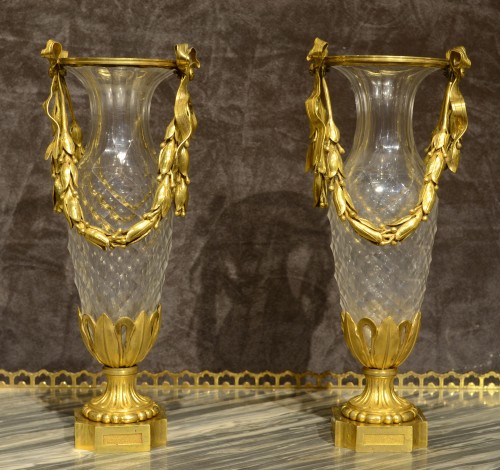 Paire de vases d’époque Louis XVI, en cristal taillé monté en bronze ciselé et doré - Objet de décoration Style 