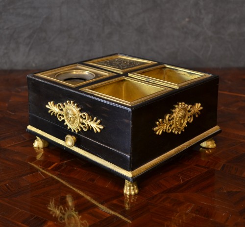 A Charles X ormolu mounted ebonies wood inkstand - Decorative Objects Style Restauration - Charles X