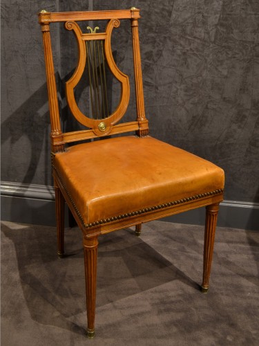 Suite de neuf chaises en acajou à dossier lyre d'époque louis XVI - Sièges Style Louis XVI