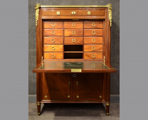 Mobilier Bureau et Secrétaire - Secrétaire Louis XVI en acajou estampillé Pierre Garnier