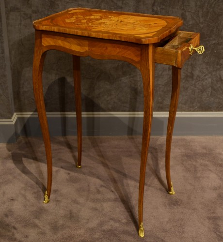 Elégante table à écrire d'époque Louis XV dans la manière de Jacques Dubois - Mobilier Style Louis XV