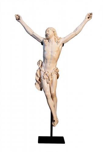 Large and exceptional "Vivo" Christ in carved ivory