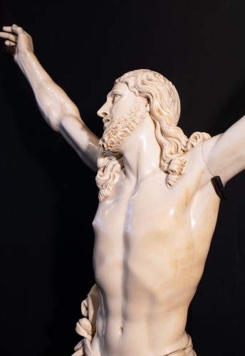 Sculpture  - Grand et exceptionnel Christ « Vivo » en ivoire sculpté