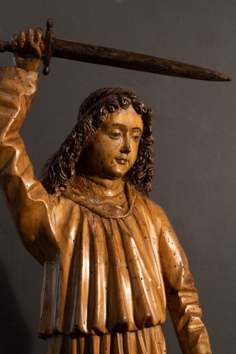 Saint-Michel terrassant de son glaive le démon, Allemagne du Sud (Alpes ?) XVIIe siècle - Sculpture Style 