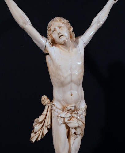 Ivory Christ – Sculpture in the Round, France 17th Century - Sculpture Style 