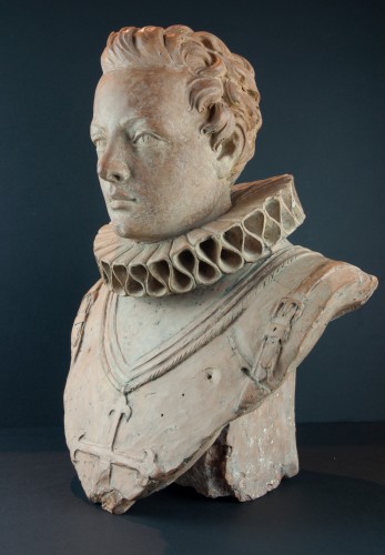 Buste en terre cuite d’un jeune chevalier de l’ordre de Santiago, XVIIIe siècle - Sculpture Style Louis XV