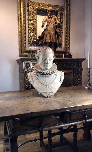 XVIIIe siècle - Buste en terre cuite d’un jeune chevalier de l’ordre de Santiago, XVIIIe siècle